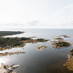 schwedische Küstenlinie im Sommer, Sonne und Wasser, Schären Inseln