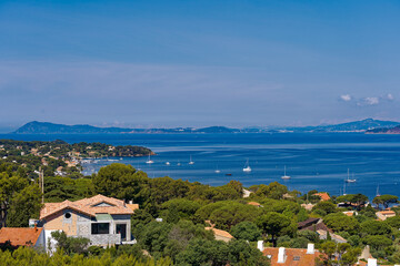 Obraz premium Aerial view of Mediterranean Sea seen from viewpoint of village of Giens on a sunny late spring day. Photo taken June 8th, 2023, Giens, Hyères, France.