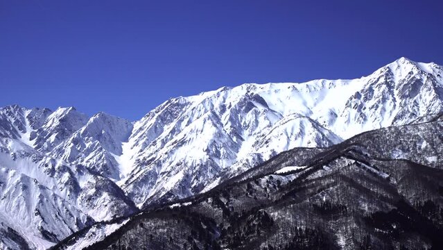 日本の北アルプス、長野県の冬の白馬連山と青空。