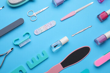 Obraz premium Set of pedicure tools on light blue background, flat lay