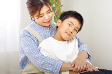 男の子をハグする女性