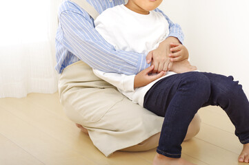 Fototapeta premium 男の子をハグする女性