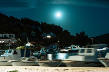 Noc z pełnią księżyca nad Morzem Adriatyckim w Chorwacji