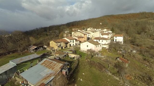 San Lorenzo a Pinco, Amatrice (Rieti), Italia. 2010, immagini inedite di archivio.
Riprese aeree girate con il drone, prima della distruzione totale del terremoto 2016.