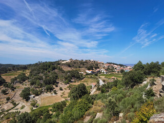Fototapeta na wymiar Entre floresta e uma montanha, a aldeia de Lousa no concelho de Torre de Moncorvo em Portugal