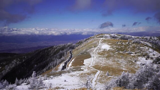 日本の長野県、美ヶ原思い出の丘の雪景色