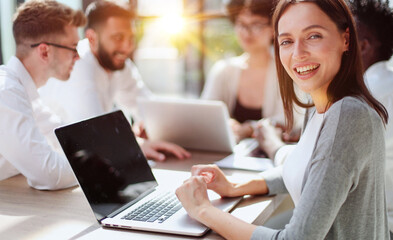 Obraz premium Smiling professional business leaders and employees group team portrait