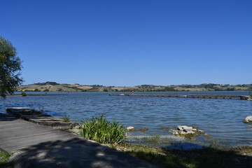 Fototapeta na wymiar Lago di Chiusi in provincia di Siena. Tra le colline tipiche del luogo .