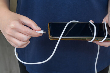 Ładować baterię telefonu komórkowego za pomocą kabla usb