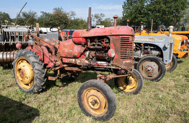 Obraz premium vieux tracteurs de collection dans un champ lors d'une exposition agricole en France en Europe