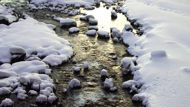 日本の長野県白馬村を流れる松川の雪景色