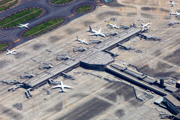 成田国際空港第二ターミナルを空撮