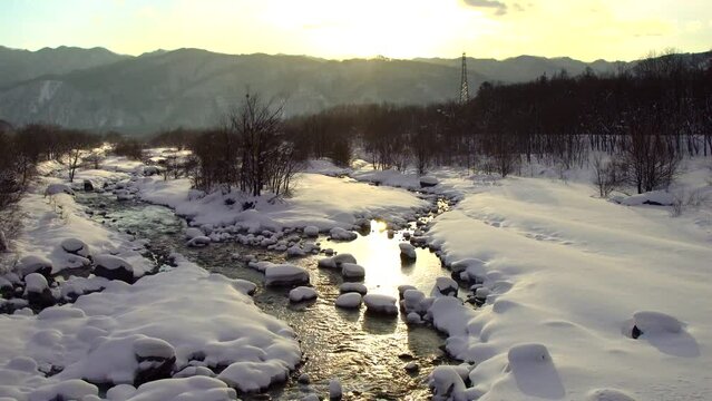 日本の長野県白馬村を流れる松川の雪景色
