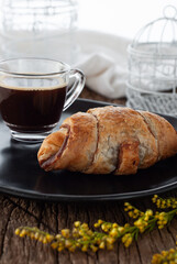 Café com croissant rústico