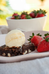 Morangos com sorvete e brownie