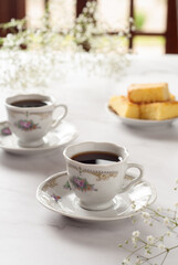 Caf&eacute; com bolo