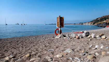 cartello in legno sulla spiaggia di Taormina con salvagente 2313