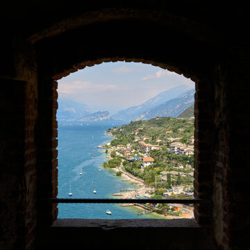Blick durch ein Fenster der Scaligerburg, Castello Scaligero auf den nördlichen Gardasee bei Malcesine in Italien