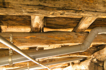 古い建物の木材で組まれた床下