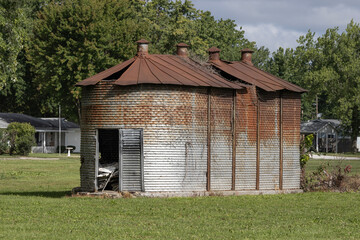 Corrugated steel garden shed shack with rust and a rusty roof. - obrazy, fototapety, plakaty