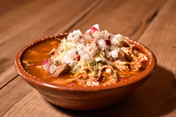 Caldo de Pozole de maiz con carne platillo tipico de septiembre el mes de las fiestas patrias en méxico 