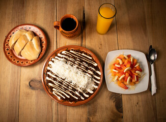 Desayuno mexicano de enmoladas con pan dulce café de la olla y fruta restaurante mexicano en septiembre