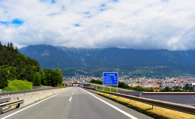 Die Brennerautobahn A 13 vom Brennerpass Richtung Innsbruck in Österreich