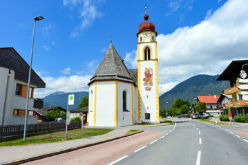 Fototapeta na wymiar Die Fernpassstraße (B 179) in Mieming - Bezirk Imst, Tirol (Österreich)