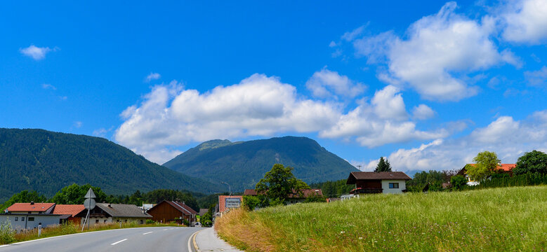 Die Fernpassstra&szlig;e (B 179) zwischen Mieming und Obsteig, Tirol (&Ouml;sterreich)