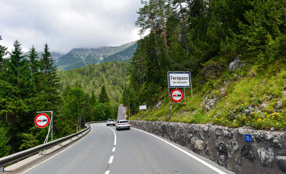 Die Fernpassstra&szlig;e (B 179) zwischen Nassereith und Fernpass, Tirol (&Ouml;sterreich)