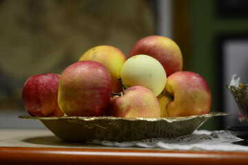 apples in a bowl