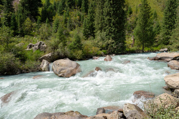 Río de montaña