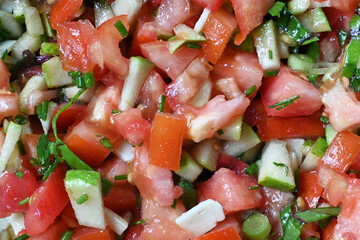 Leckerer Tomatensalat mit Birnenstücken, Käse und frischen Gartenkräutern