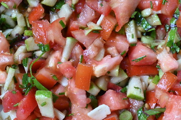 Leckerer Tomatensalat mit Birnenstücken, Käse und frischen Gartenkräutern