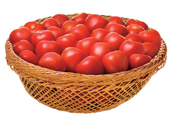 Cesta de vime com tomates vermelhos maduros isolado em fundo transparente