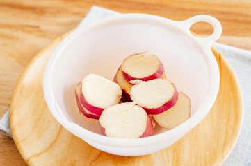 水にさらした後のサツマイモ