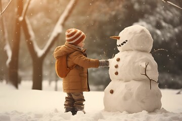 Sie bauen einen Schneemann im Park.