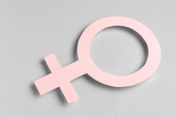 Obraz premium Paper symbol of female on grey background