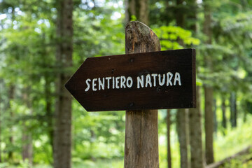 Drogowskaz "Sentiero natura" w parku narodowym we Włoszech © Łukasz Grabałowski