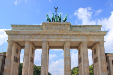 Brama Brandenburska w Berlinie (Niemcy) wybudowana w latach 1788 - 1791 w stylu klasycystycznym. - obrazy, fototapety, plakaty