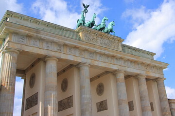 Brama Brandenburska w Berlinie (Niemcy) wybudowana w latach 1788 - 1791 w stylu klasycystycznym. - obrazy, fototapety, plakaty