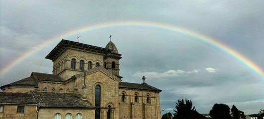 Arco iris sobre la iglesia de Guitiriz, Galicia