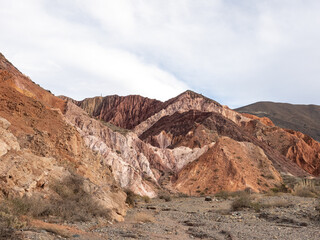 Fototapeta na wymiar La montaña de los 7 colores en Purmamarca, Jujuy, Argentina
