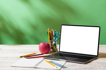 子供部屋とラップトップコンピューター