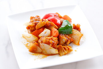 酢豚は玉ネギやニンジン、ピーマンなど野菜がたっぷり入った健康的な中華料理