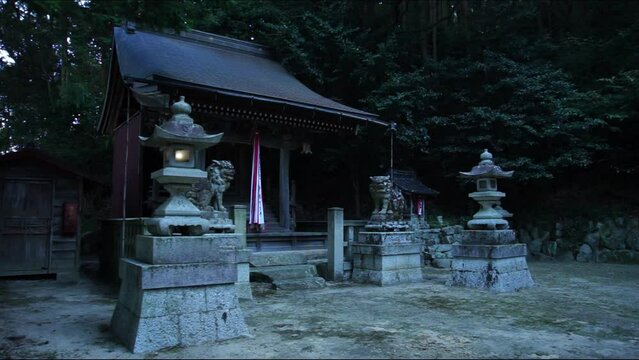 蝉時雨の賑やかな夏の朝の石部神社 （滋賀県近江八幡市, 2023年8月）