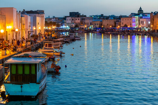 Le port de Bizerte en Tunisie à la nuit tombante