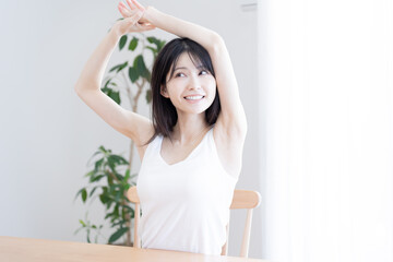 ストレッチをする日本人女性