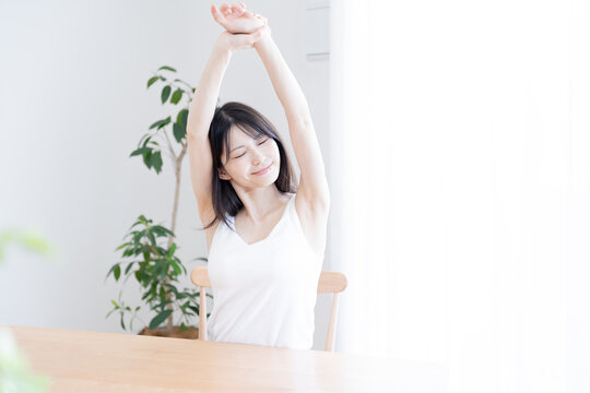 ストレッチをする日本人女性