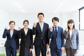 会社・企業に勤める5人のスーツ姿のビジネスマン・ビジネスウーマン
